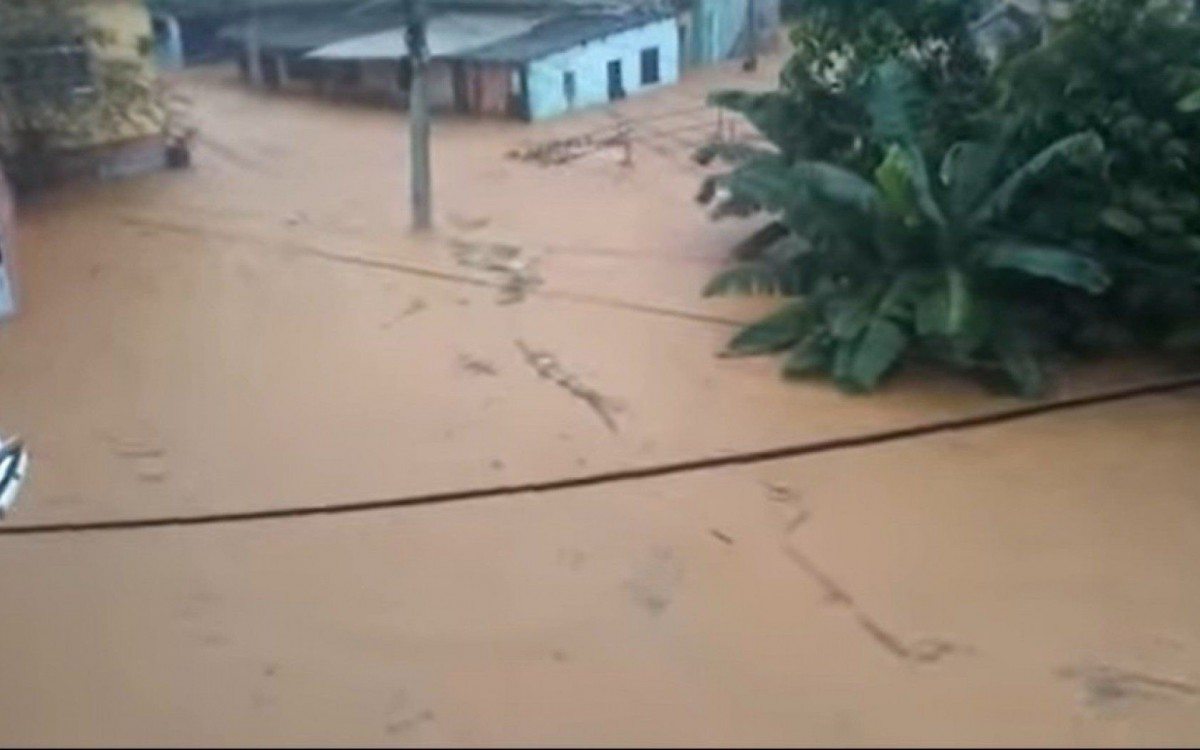 Moradora de Xerém mostra como ficou a rua da casa dela. Distrito foi um dos mais atingidos pela chuva desta terça-feira - Reprodução