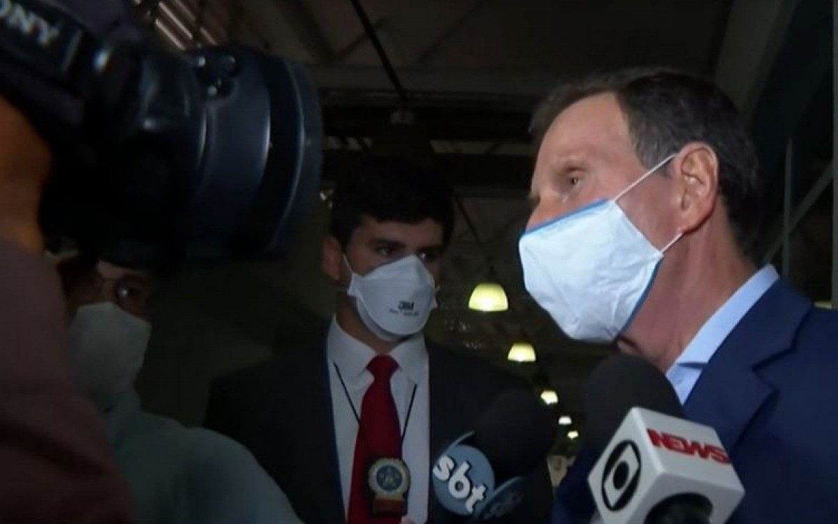 Crivella foi preso em opera&ccedil;&atilde;o contra o QG da Propina na Prefeitura do Rio. Na Cidade da Pol&iacute;cia, ele disse que &eacute; alvo de persegui&ccedil;&atilde;o pol&iacute;tica - Reprodu&ccedil;&atilde;o TV Globo