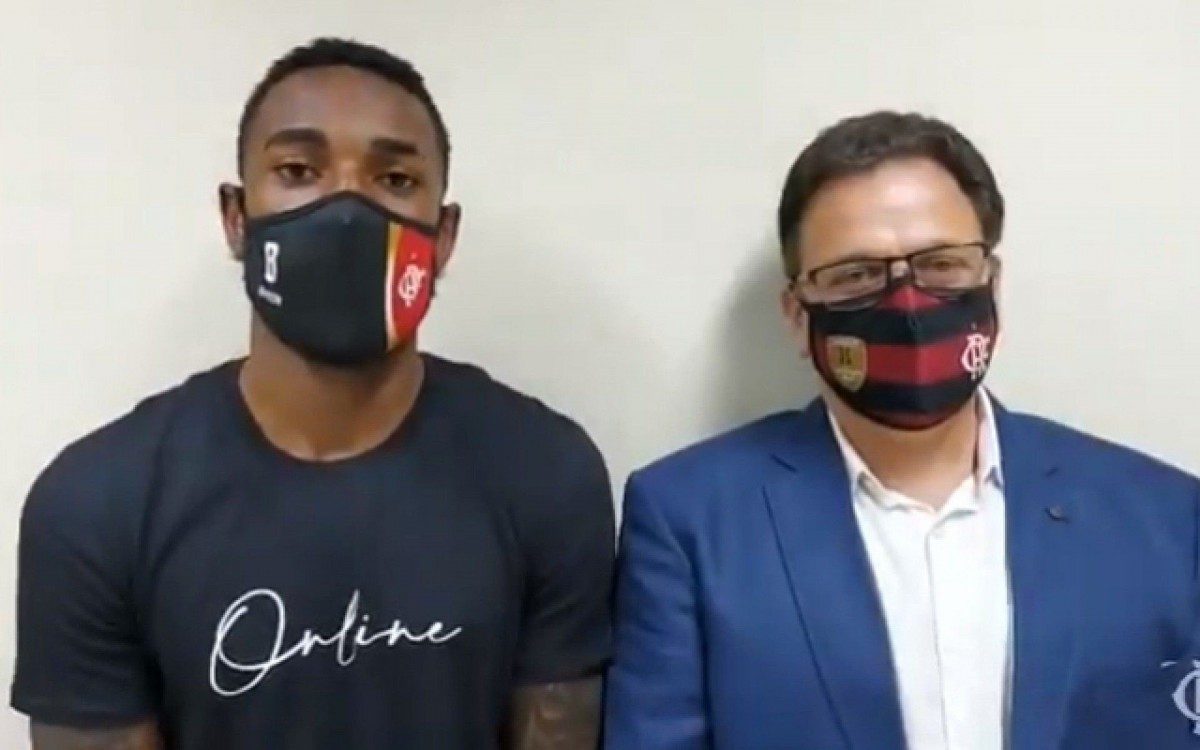 Gerson e o vice jurídico do Flamengo, Rodrigo Dunshee, falaram após depoimento na delegacia - Reprodução