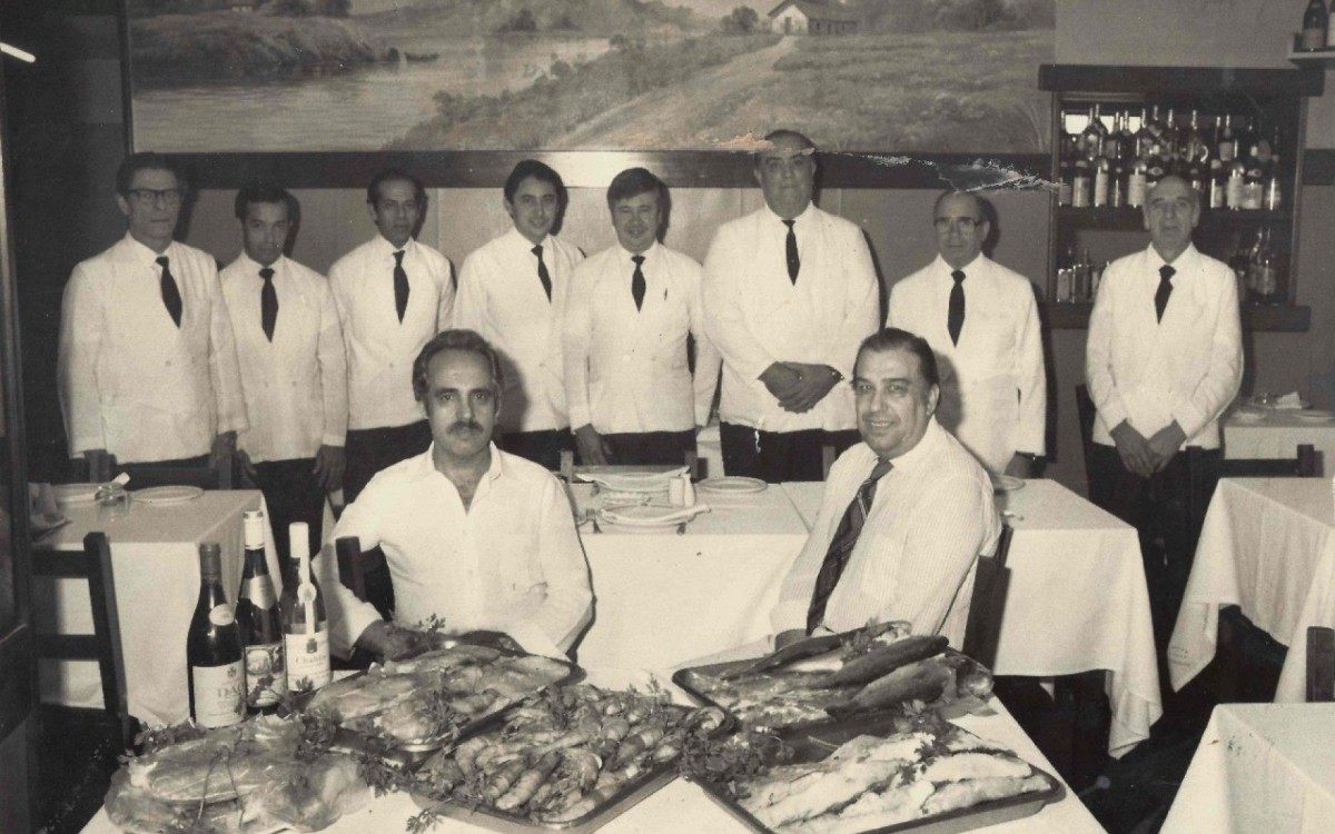 Manoel Barcia Ribeiro, o Manolo (sentado, à esquerda) com o sócio, Paco (sentado, à direita) e com parte da equipe do Adegão Português - Arquivo pessoal