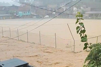 Legenda pras fotos: Chuva forte causa alagamentos em Duque de Caxias - Reprodução vídeo