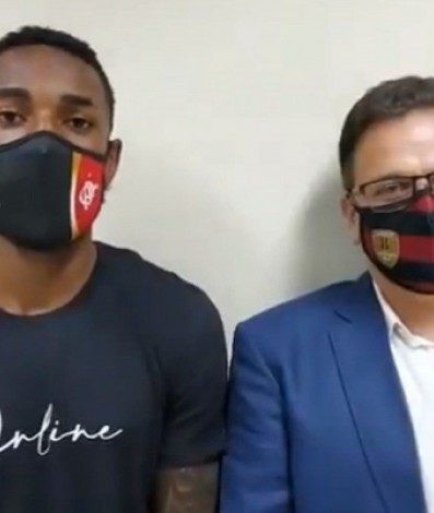 Gerson e o vice jurídico do Flamengo, Rodrigo Dunshee, falaram após depoimento na delegacia