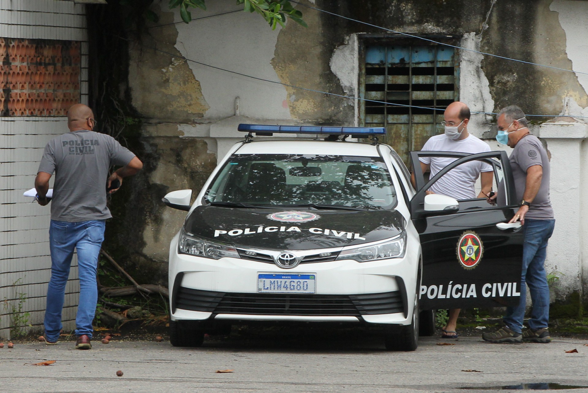 Prefeito do Rio, Marcelo Crivella é preso. Na foto, Rafael Alves deixa o IML. - Estefan Radovicz / Agencia O Dia
