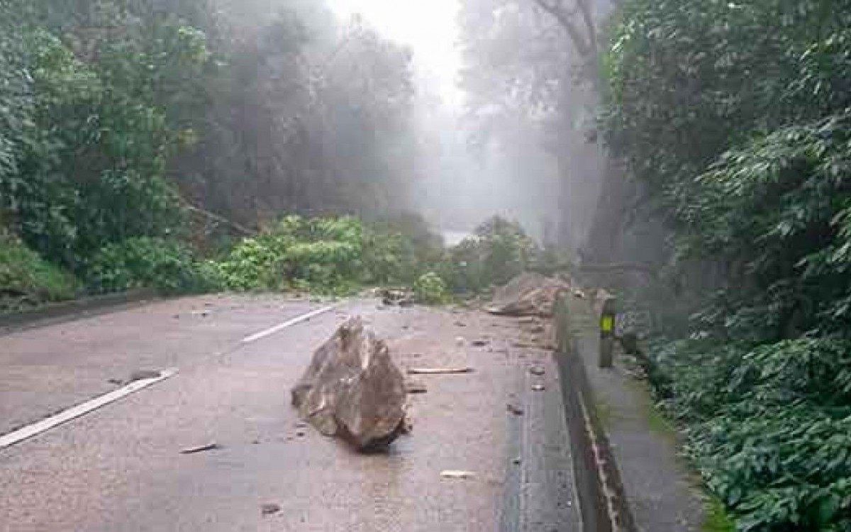 Chuvas fortes causaram queda de árvore e barreiras na BR-040, no trecho da Serra de Petrópolis - Reprodução/Internet