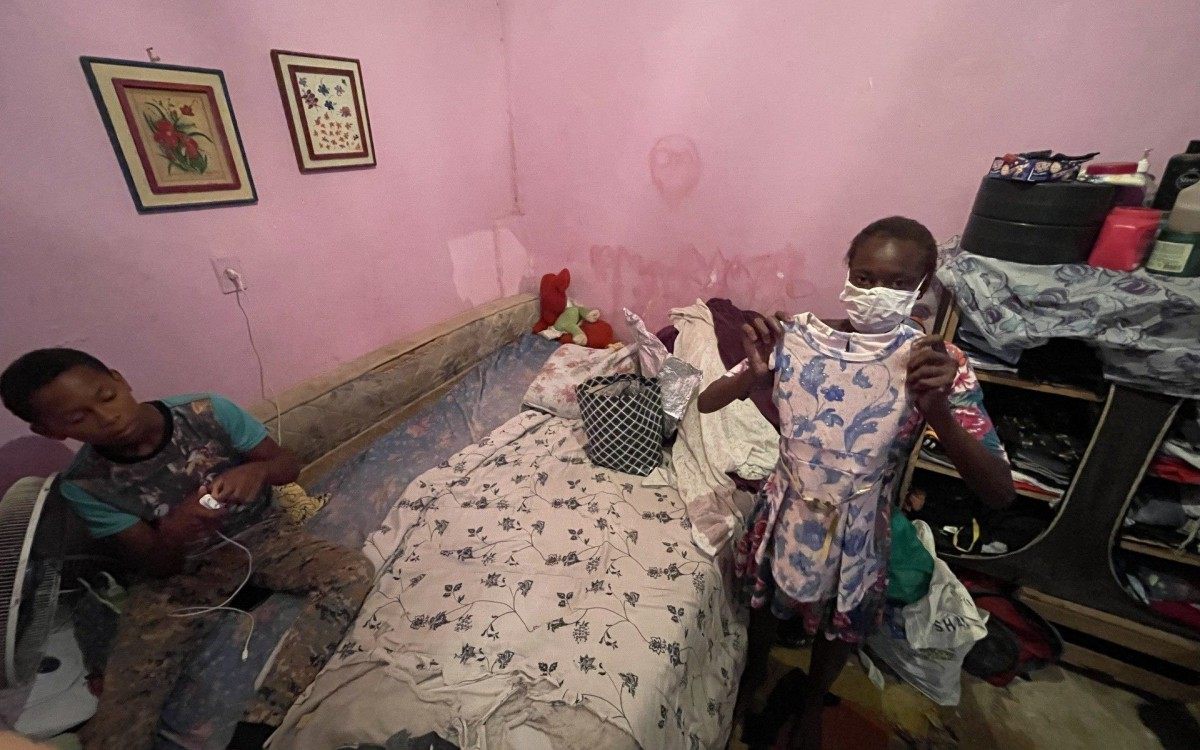 Ana Lúcia Silva Moreira, mãe de Emilly Victoria, mostra roupas da filha