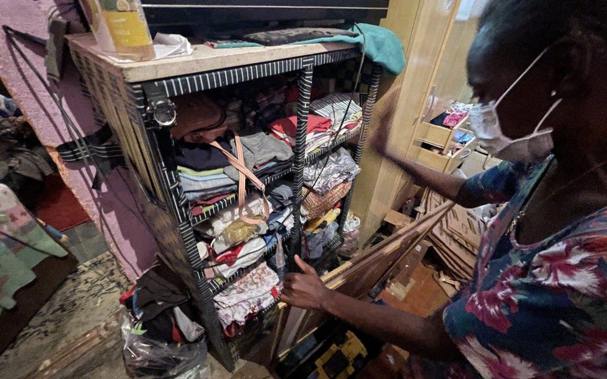 Ana Lúcia Silva Moreira, mãe de Emilly Victoria, mostra roupas da filha