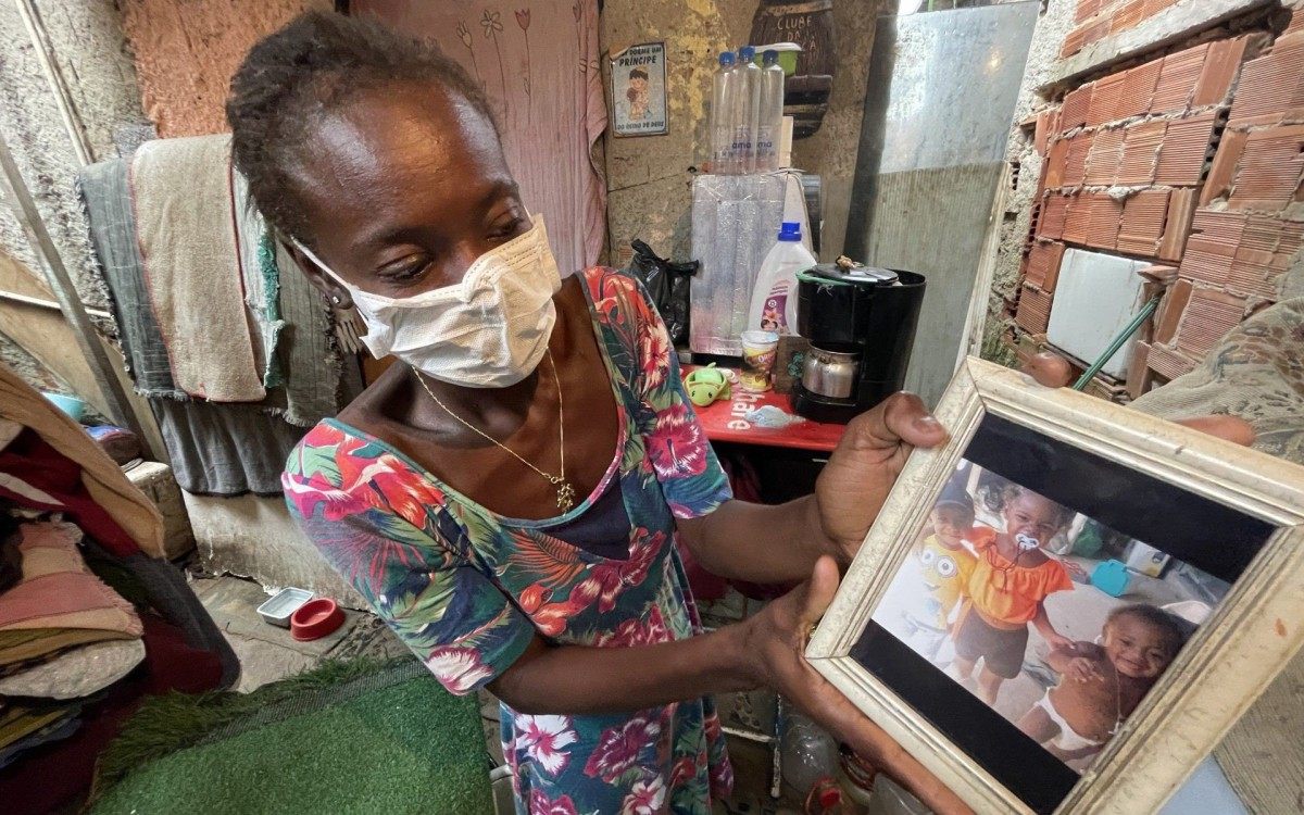 Ana Lúcia Silva Moreira, mãe de Emilly Victoria, mostra foto da filha