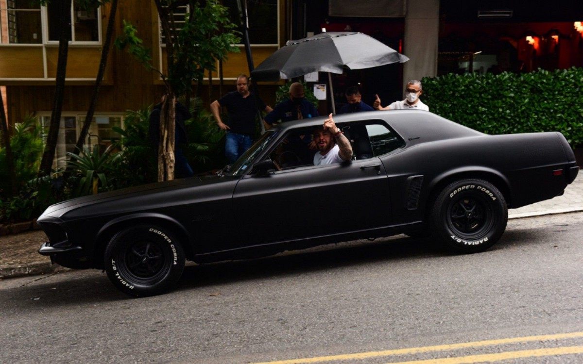 Felipe Tito &eacute; visto dirigindo carr&atilde;o de mais de R$ 500 mil