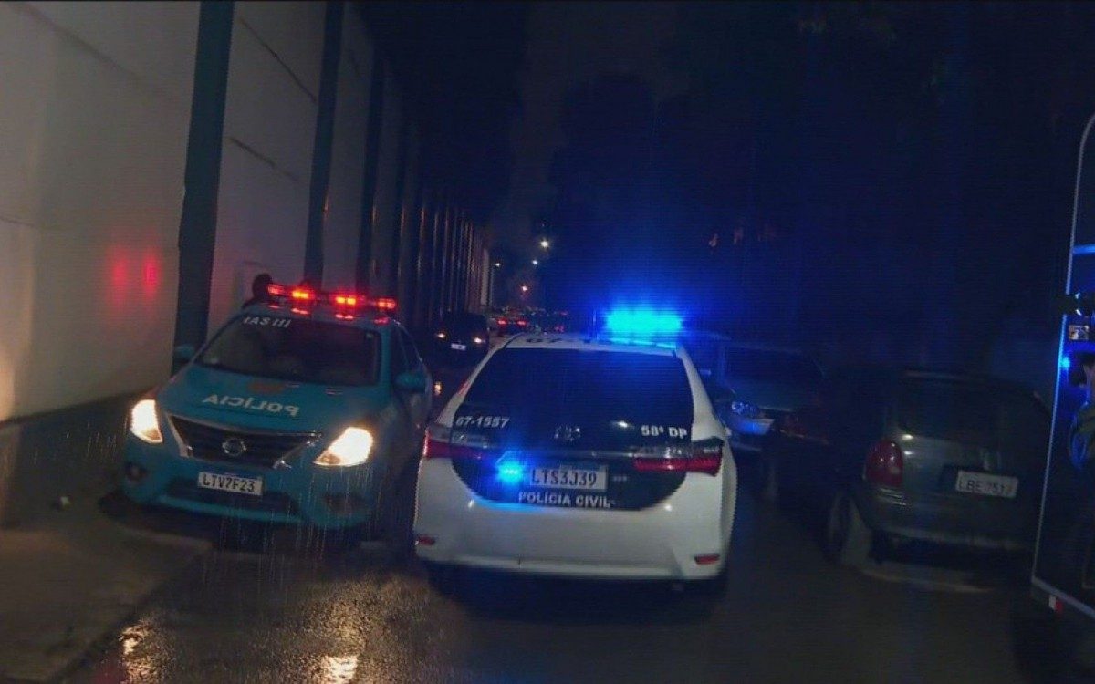 O prefeito afastado Marcelo Crivella deixa Benfica e vai cumprir prisão domiciliar usando tornozeleira eletrônica - Reprodução/GloboNews