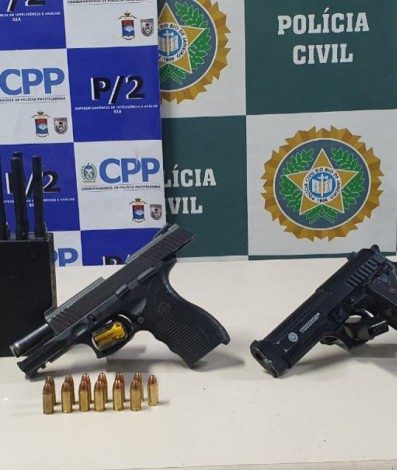 Policiais apreenderam armas e munição com suspeitos de integrar quadrilha de roubo de carga na Zona Norte do Rio - Divulgação