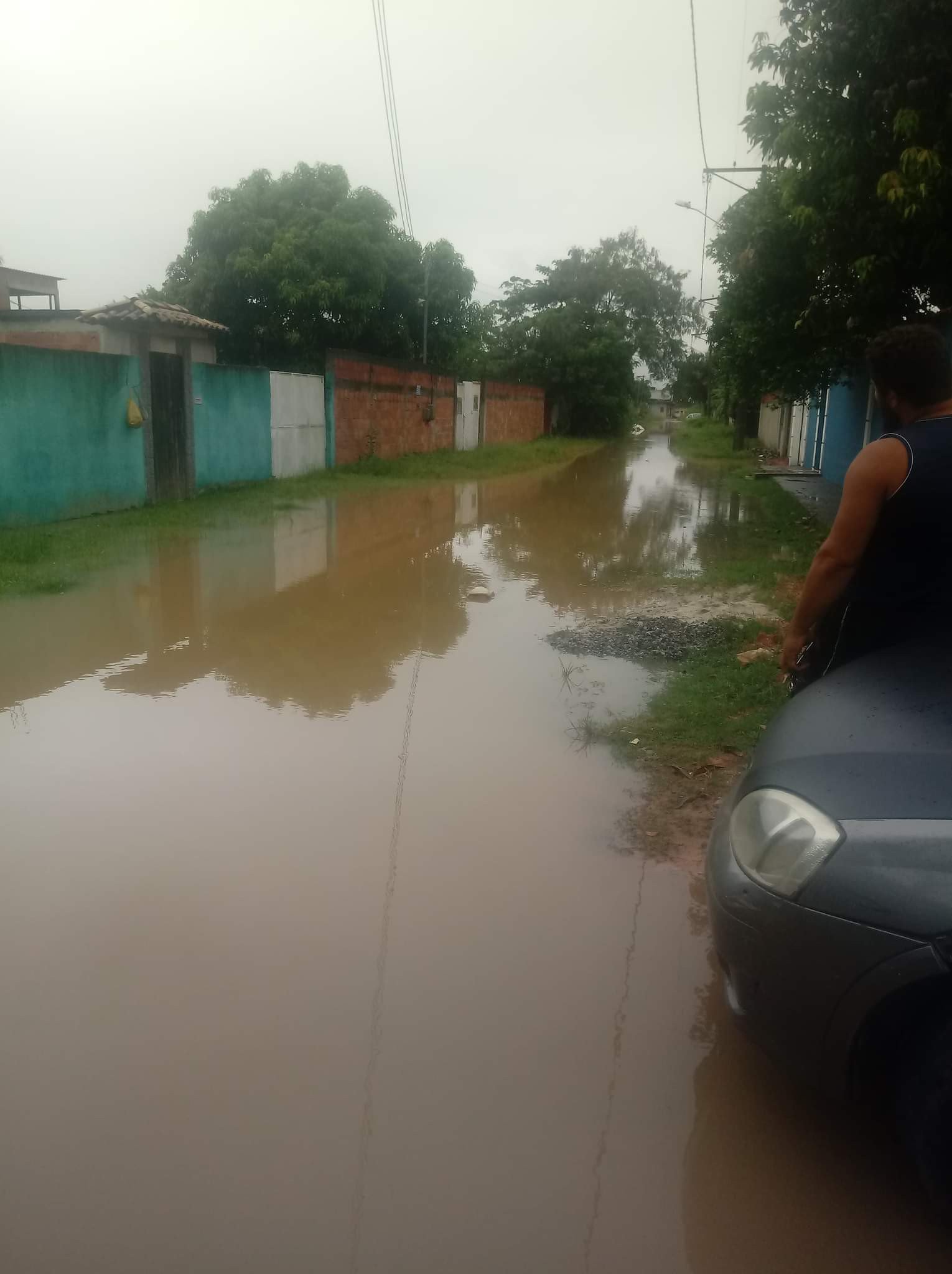 Ruas de Vila Urussaí, em Saracuruna, em Duque de Caxias, ficam alagadas após forte chuva - Whatsapp O Dia: (21) 98762-8248
