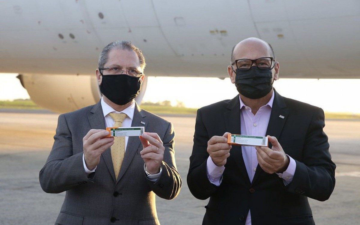 O Secret&aacute;rio da Sa&uacute;de do Estado de S&atilde;o Paulo, Jean Gorinchteyn, e o Presidente do Instituto Butantan, Dimas Covas, acompanharam nesta quinta-feira (24) a chegada do quarto lote da CoronaVac vindo da China - Divulga&ccedil;&atilde;o/Governo do Estado de S&atilde;o Paulo