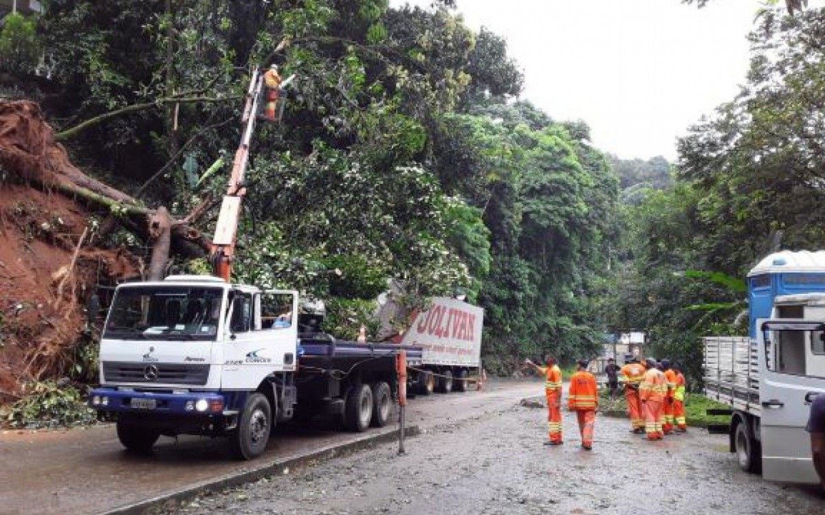 Imagens de serviços sendo executados pela Concer nas pistas da Serra de Petrópolis - Divulgação/Concer