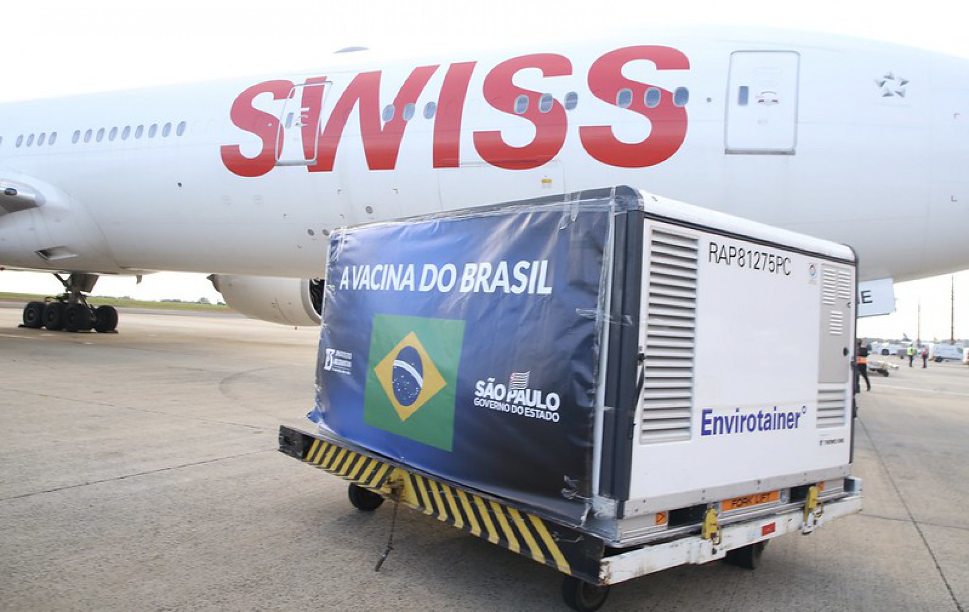 O Secretário da Saúde do Estado de São Paulo, Jean Gorinchteyn, e o Presidente do Instituto Butantan, Dimas Covas, acompanharam nesta quinta-feira (24) a chegada do quarto lote da CoronaVac vindo da China - Divulgação/Governo do Estado de São Paulo