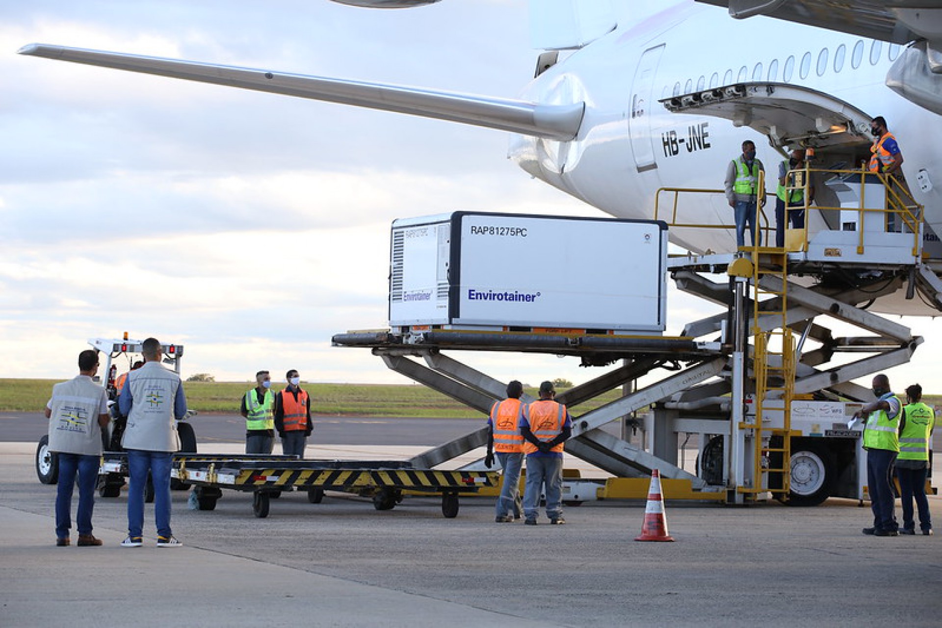 O Secretário da Saúde do Estado de São Paulo, Jean Gorinchteyn, e o Presidente do Instituto Butantan, Dimas Covas, acompanharam nesta quinta-feira (24) a chegada do quarto lote da CoronaVac vindo da China - Divulgação/Governo do Estado de São Paulo