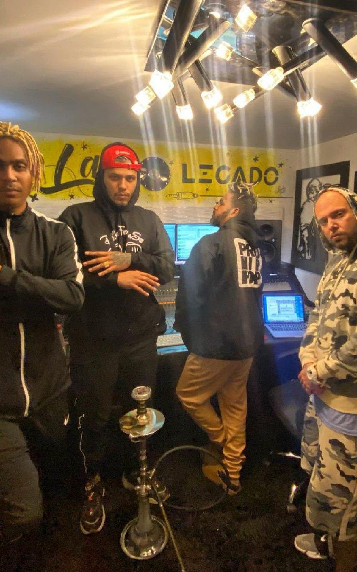 Rodriguinho e o seu inseparável narguilé