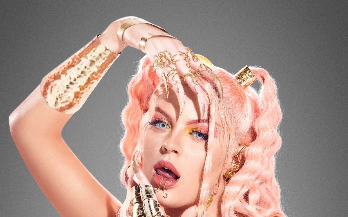 Luisa Sonza com sua skin para o clipe de 'Modo Turbo'