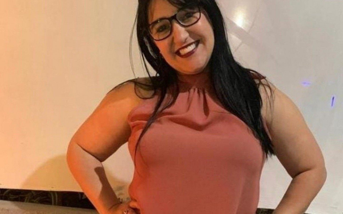 Márcia Lanzane, de 43 anos, encontrada morta dentro da própria casa, em Guarujá, litoral de São Paulo. Filho de 23 anos é o principal suspeito de sua morte - Reprodução/Facebook