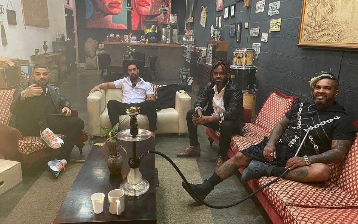 Rodriguinho e o seu inseparável narguilé