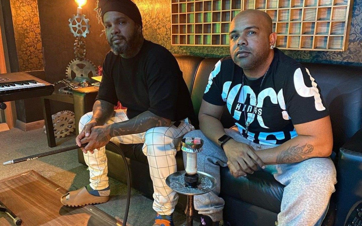 Rodriguinho e o seu inseparável narguilé