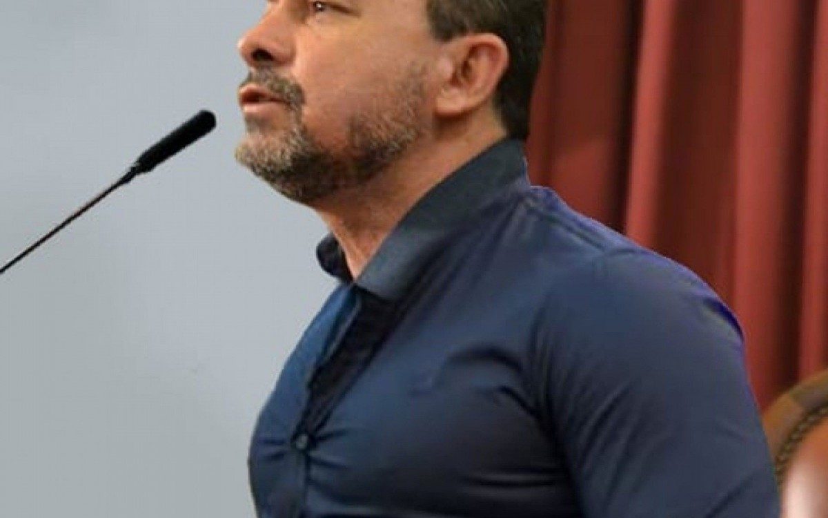 O escritor propõe discussões sociais pertinentes ao momento conturbado e complexo que vivemos - Divulgação / Roberta de Souza