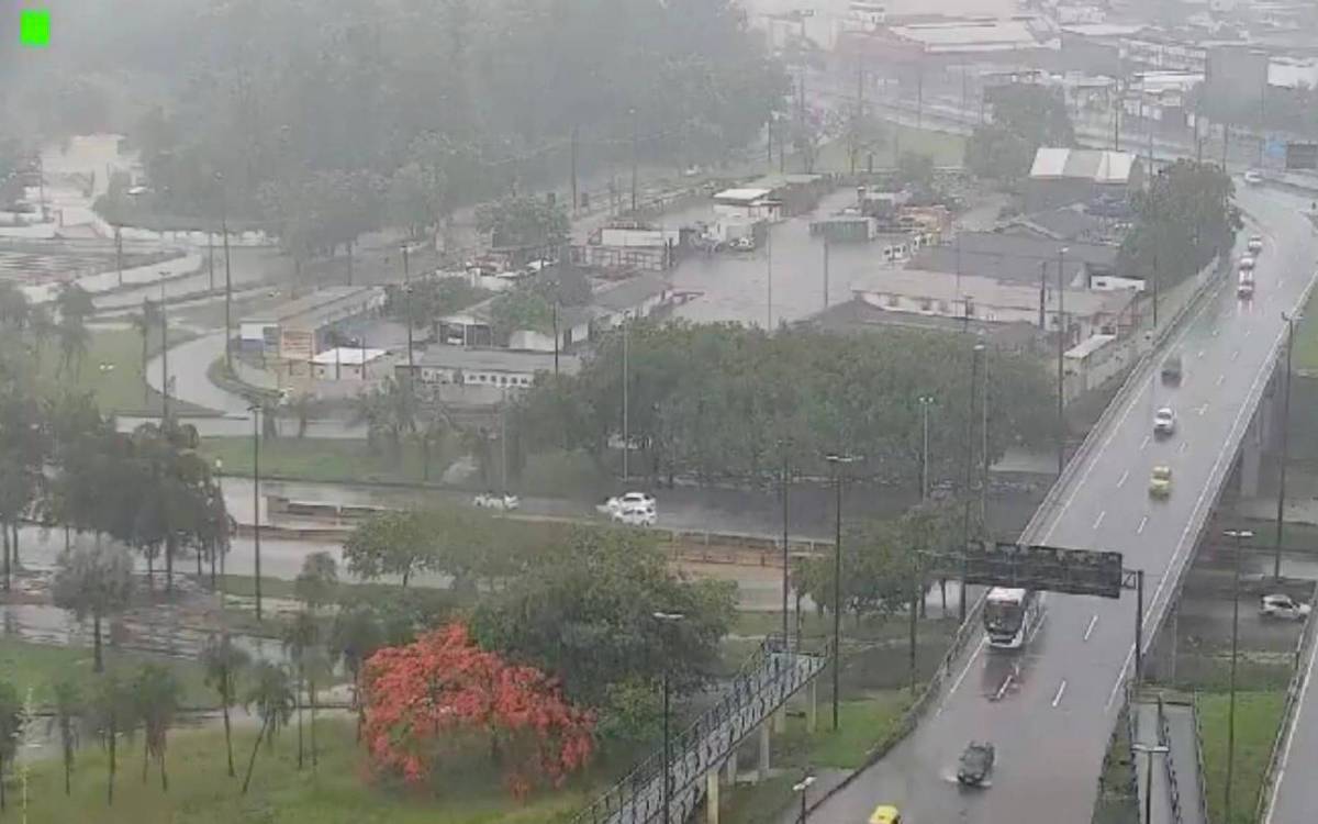 Chuva forte atinge o bairro de Irajá, na Zona Norte, na tarde desta sexta-feira