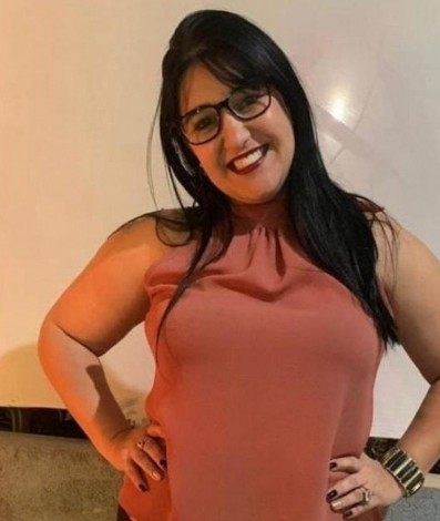 Márcia Lanzane, de 43 anos, encontrada morta dentro da própria casa, em Guarujá, litoral de São Paulo. Filho de 23 anos é o principal suspeito de sua morte
