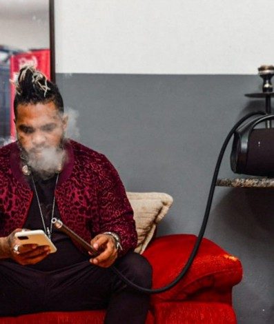 Rodriguinho e o seu inseparável narguilé - Reprodução