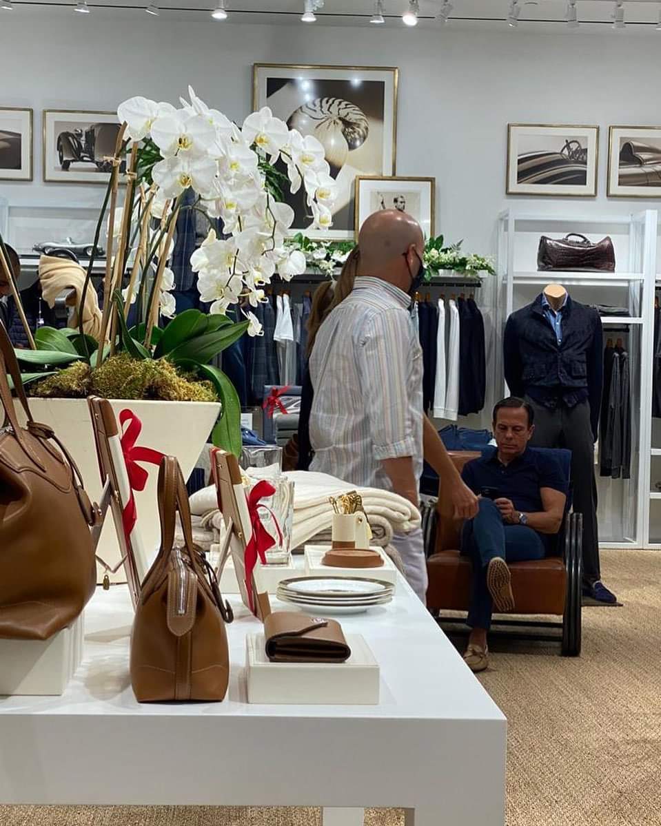 O governador de São Paulo, João Doria é flagrado sem máscara e fazendo compras em Miami

