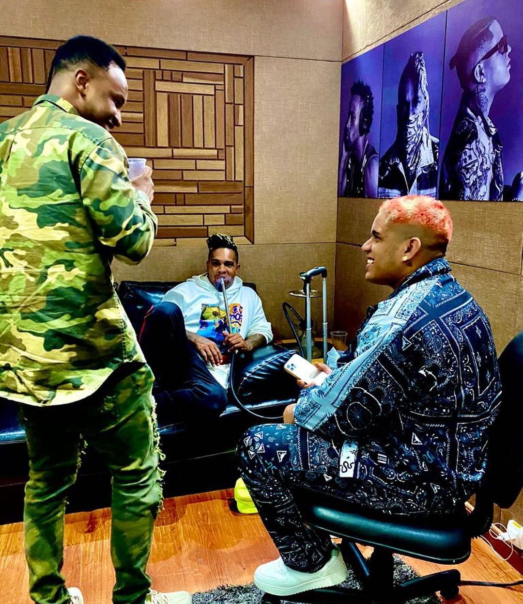 Rodriguinho e o seu inseparável narguilé