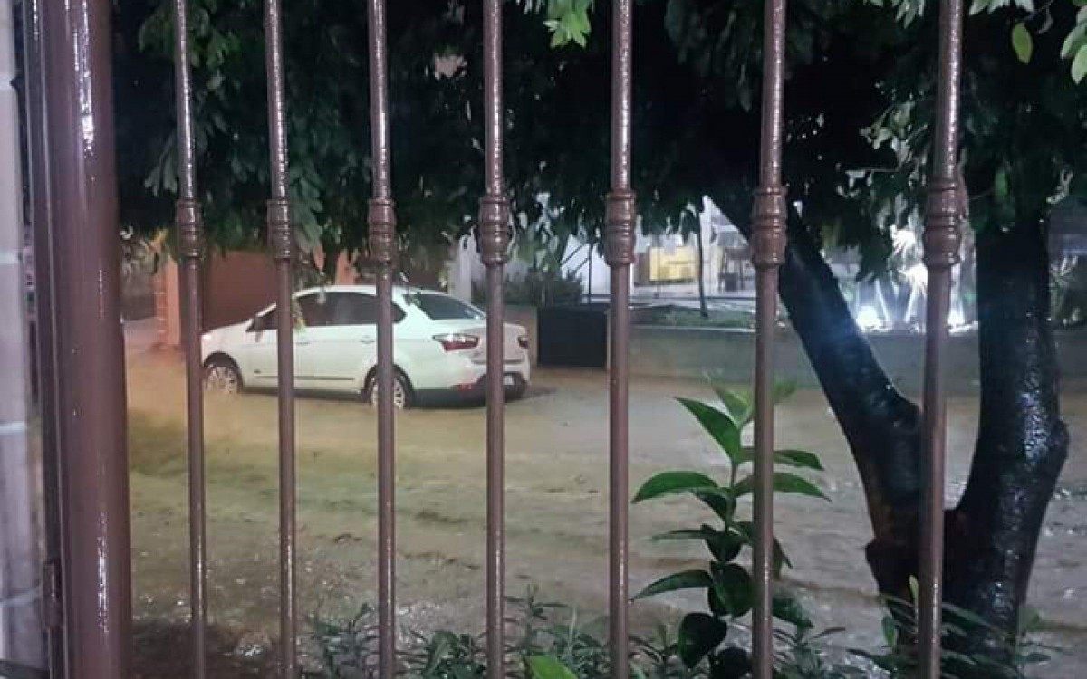 Centro de Santo Antônio de Pádua na noite deste Natal, durante chuvas intensas. - Foto: Pedro/divulgação