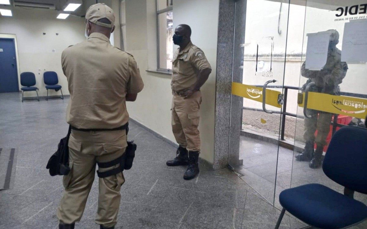 Guardas municipais na 12ª DP (Copacabana) - Divulgação