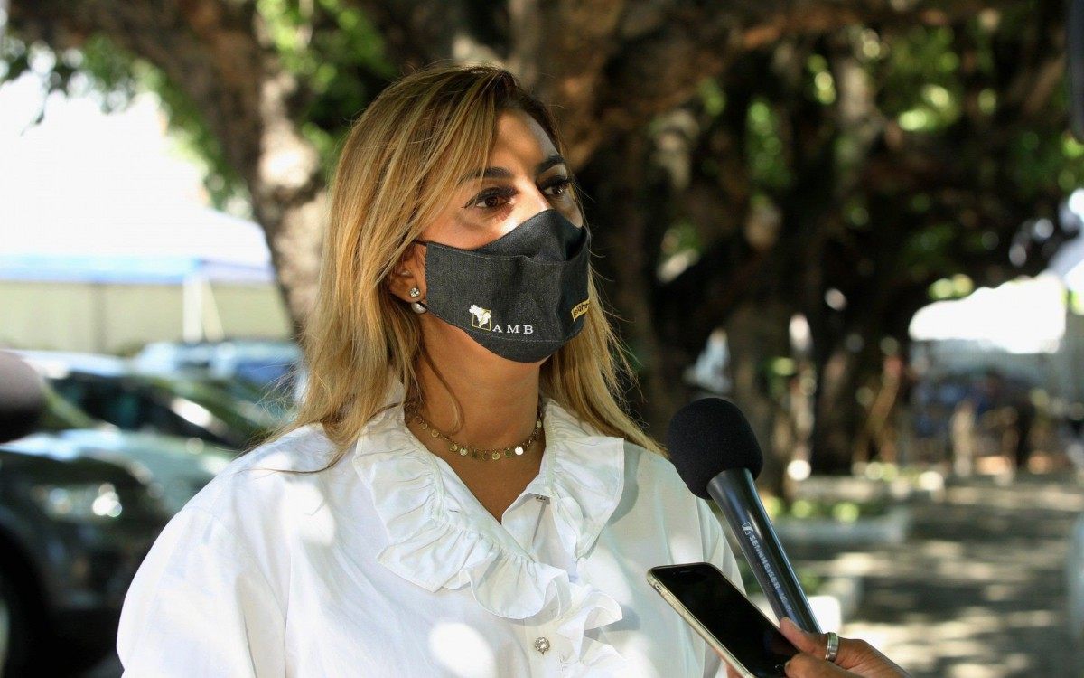  O corpo da Ju&iacute;za Viviane Arronenzi foi cremado neste s&aacute;bado no Cemit&eacute;rio da Penit&ecirc;ncia, no Caju. Na foto, Renata Gil, Presidente da Assossia&ccedil;&atilde;o dos Magistrados do Brasil. - Estefan Radovicz / Agencia O Dia