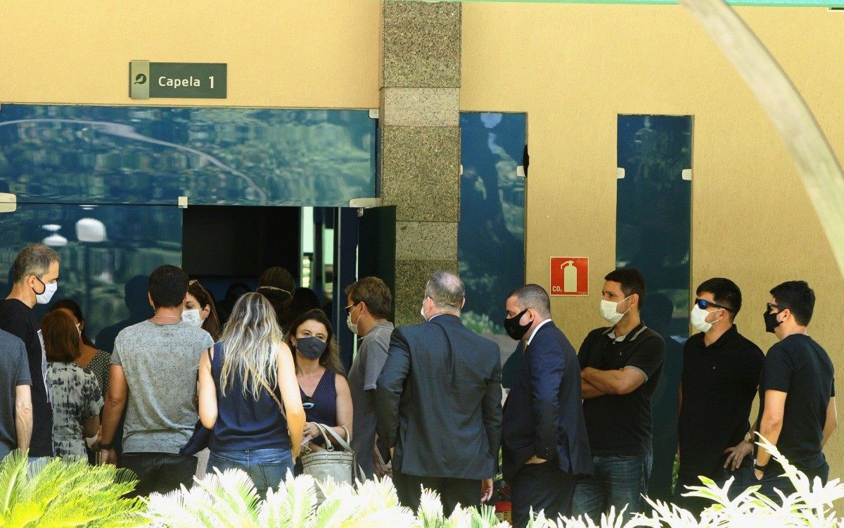 Familiares prestam &uacute;ltimo adeus a ju&iacute;za Viviane Vieira do Amaral, assassinada pelo ex-marido