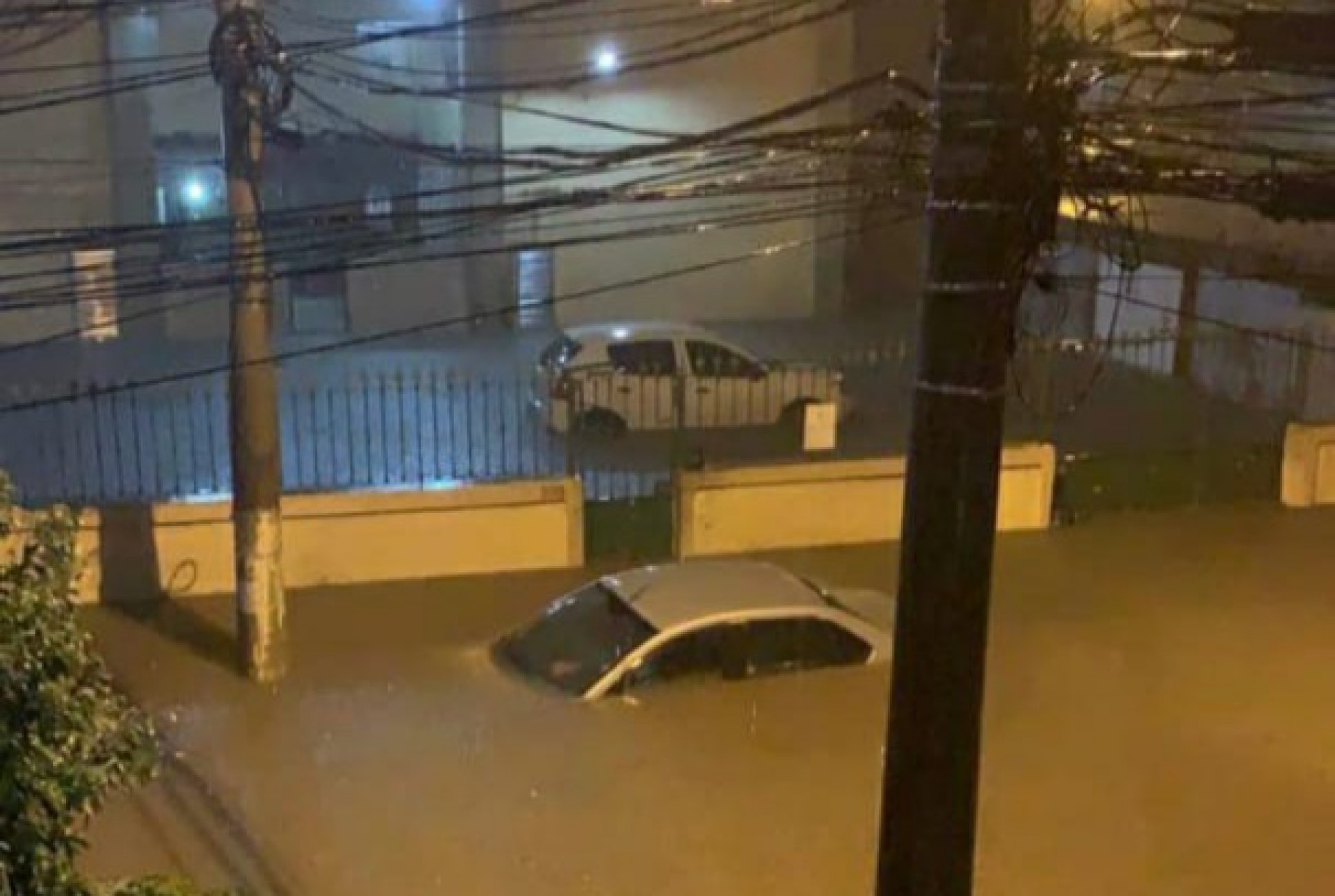 Em Niterói, carro fica quase submerso por causa da forte chuva - Reprodução / Redes Socias