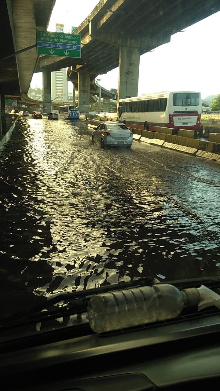 Acúmulo de água na Avenida Brasil, na manhã deste sábado - Reprodução / Centro de Operações (COR)