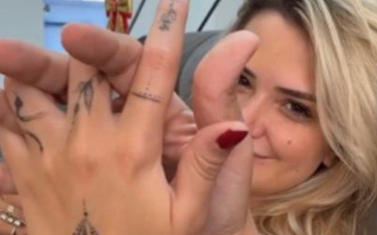 Ex-BBB Marcela McGowan posa de m&atilde;os dadas com namorada, a cantora Luisa - Reprodu&ccedil;&atilde;o Internet