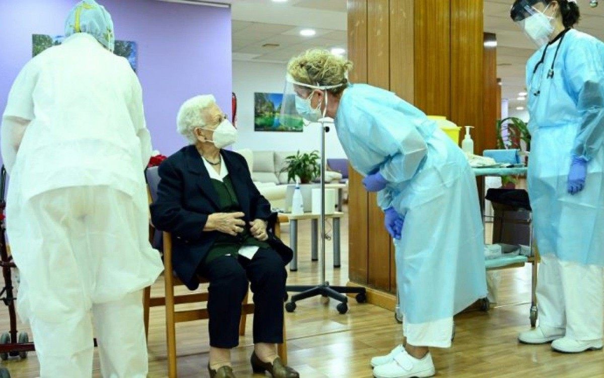 Araceli Hidalgo, 96 anos, foi a primeira pessoa vacinada na Espanha contra a covid-19 - LA MONCLOA/AFP