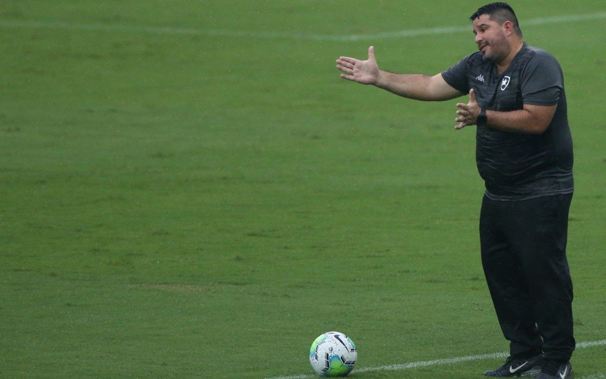 Botafogo X Corinthians pelo Campeonato Brasileiro, rodada 27. Na foto o técnico Eduardo Barroca - Daniel Castelo Branco