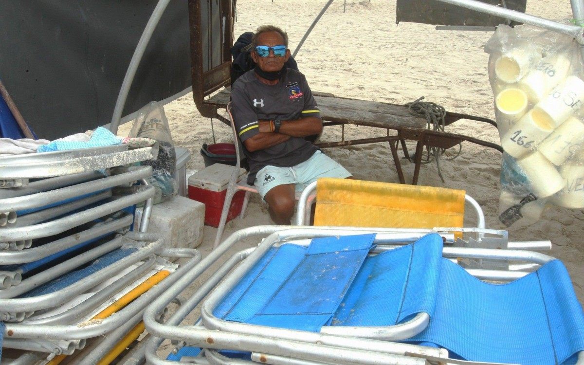 Comerciantes, moradores, ambulantes e turistas comentam sobre as medidas de restri&ccedil;&atilde;o para o R&eacute;veillon em Copacabana. Na foto, o barraqueiro Severo Nunes - Estefan Radovicz / Agencia O Dia