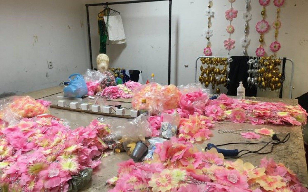 Barracão da Grande Rio vira oficina de arte para criação de obra de Beatriz Milhazes