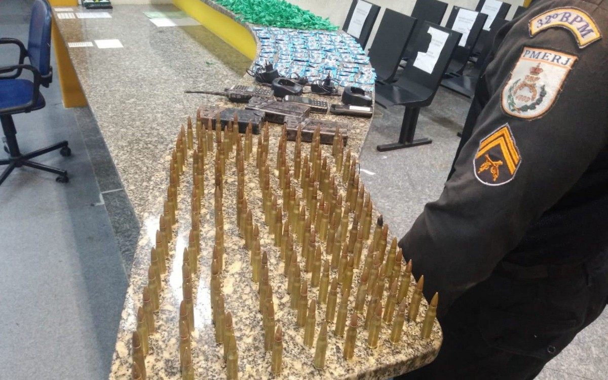 Drogas, munições, rádios e carregadores foram apreendidos na ação. 

 - Divulgação/PM