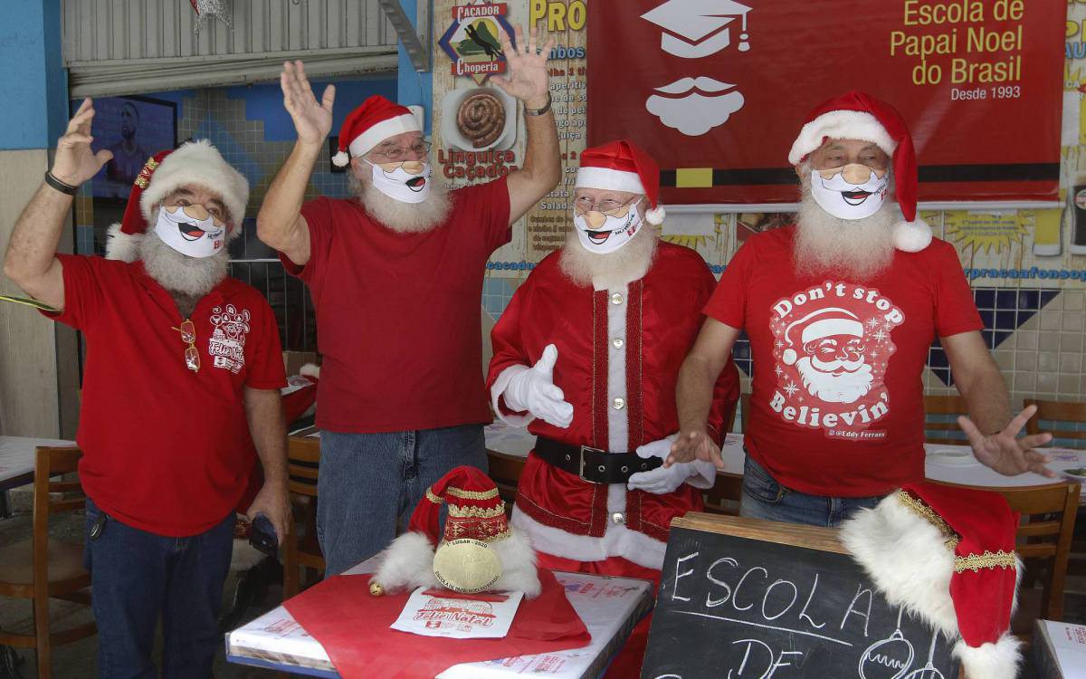 Limachem Cherem (à esquerda), com os Papais Noéis finalistas do prêmio: Carlos Patricio, Saymon Claus e a Eddy Ferraes (à direita) - Reginaldo Pimenta / Agencia O Dia