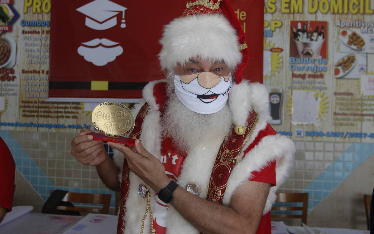 Geral - Oscar Noel 2020 /  Barba de Molho - Ultimo encontro do anos de bons velhinhos. O evento vai contar com apenas tres Papais Noeis, para não aglomerar. Somente o primeiro colocado recebera o trofeu Oscar Noel e uma cesta de Natal. Na foto, Eddy Ferraes, primeiro lugar 2020, recebe o trofeu e o manto.