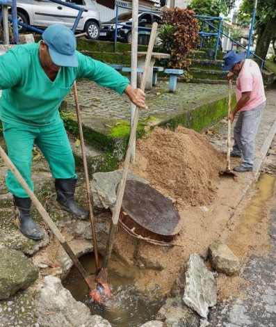 Prefeitura de Duque de Caxias leva ajuda humanit&aacute;ria para fam&iacute;lias afetadas pelas chuvas - Divulga&ccedil;&atilde;o