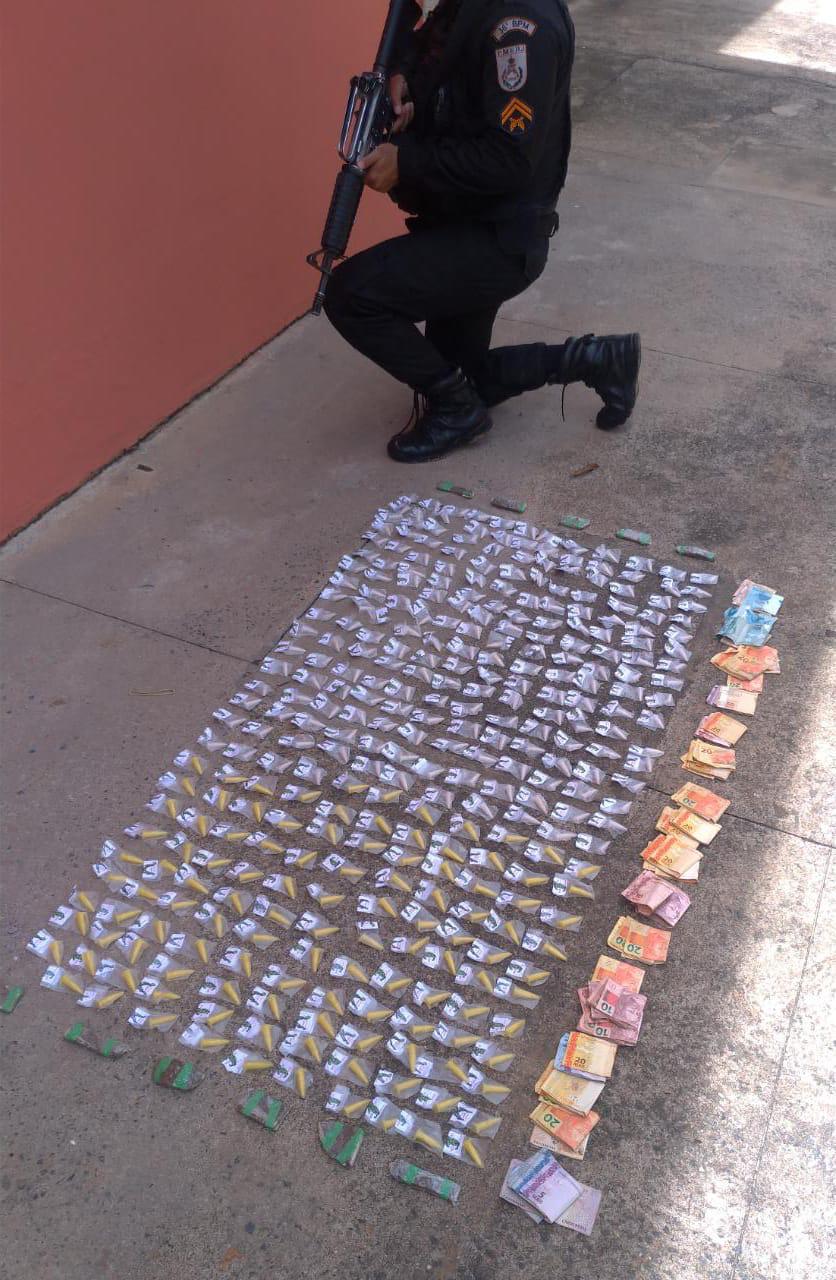 Militares apreenderam 323 pinos de cocaína, 11 tabletes de maconha, R$ 3.355 em dinheiro e quatro celulares. - Foto: divulgação/PM
