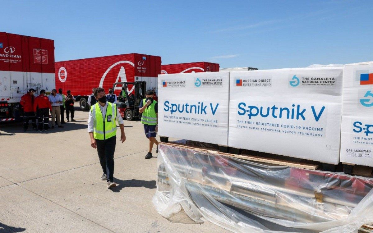Primeira remessa com 300 mil doses de vacina russa chega à Argentina - AFP