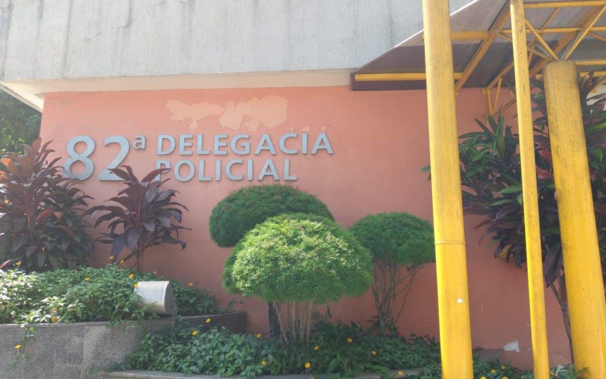 82ª DP de Maricá - Capa: Karla Miranda