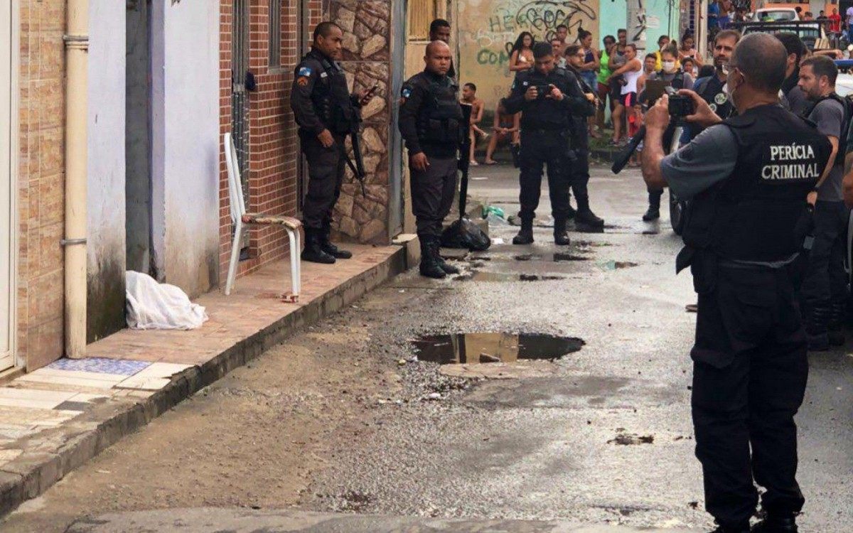 Corpo da moça foi coberto e o local isolado para as investigações policiais - Divulgação