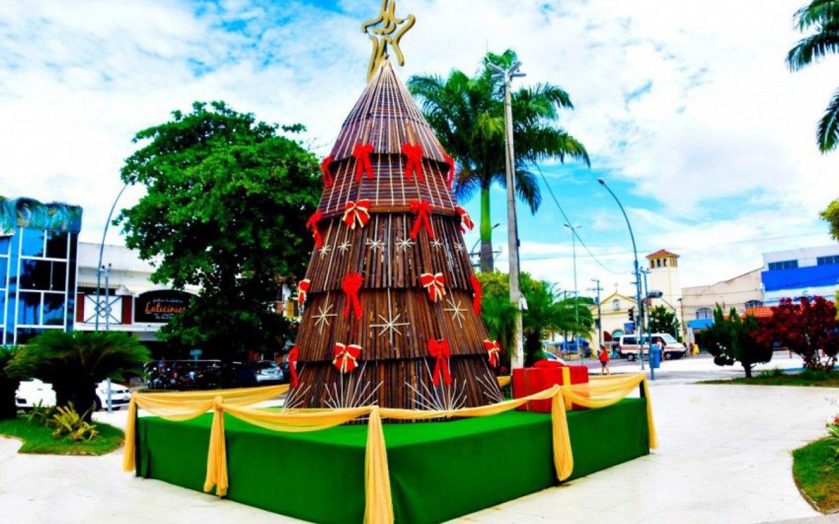 Árvore de Natal feita pela Fundação de Cultura com madeira reaproveitada decora a principal praça do Centro